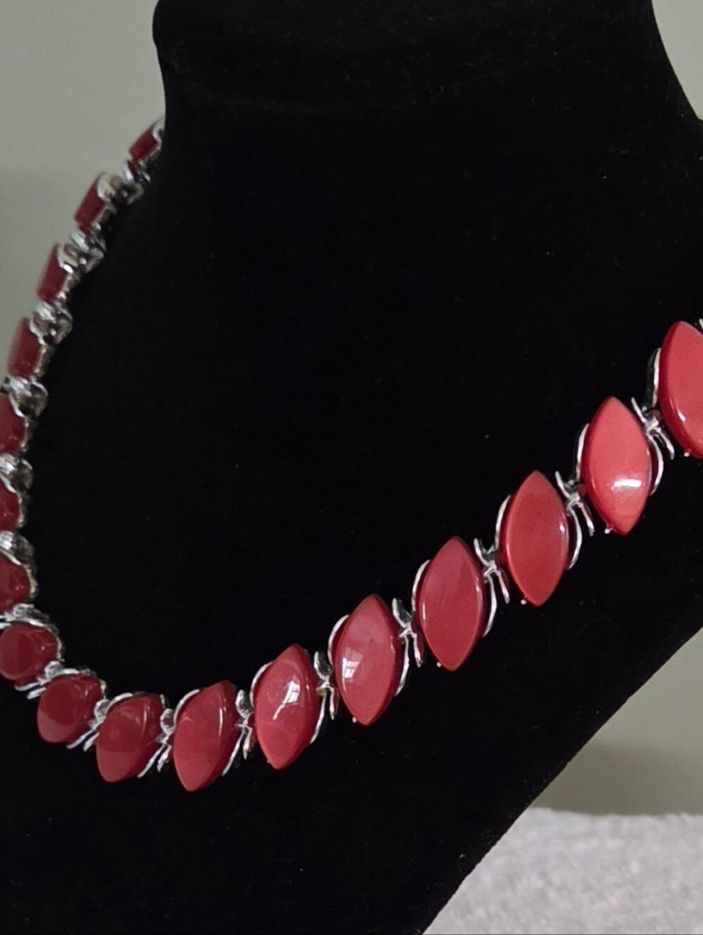 Vintage 1950s Signed Lisner Red Enamel Chevron Leaf Choker Collar Necklace MCM - Picture 4 of 6